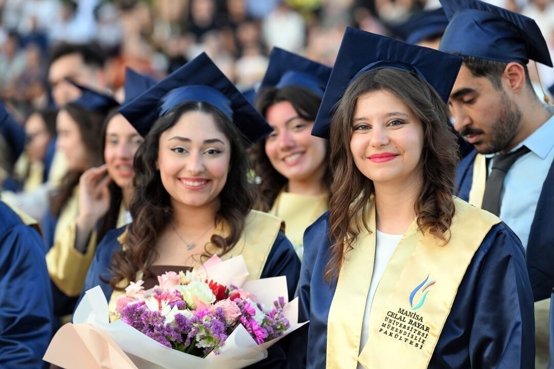Manisa Celal Bayar Üniversitesi 824 mühendis mezun etti