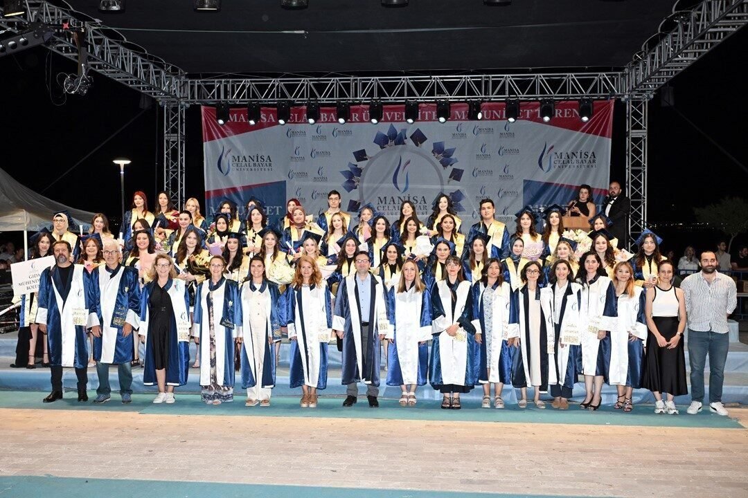 Manisa Celal Bayar Üniversitesi 824 mühendis mezun etti Manisa Celal Bayar Üniversitesi 824 mühendis mezun etti