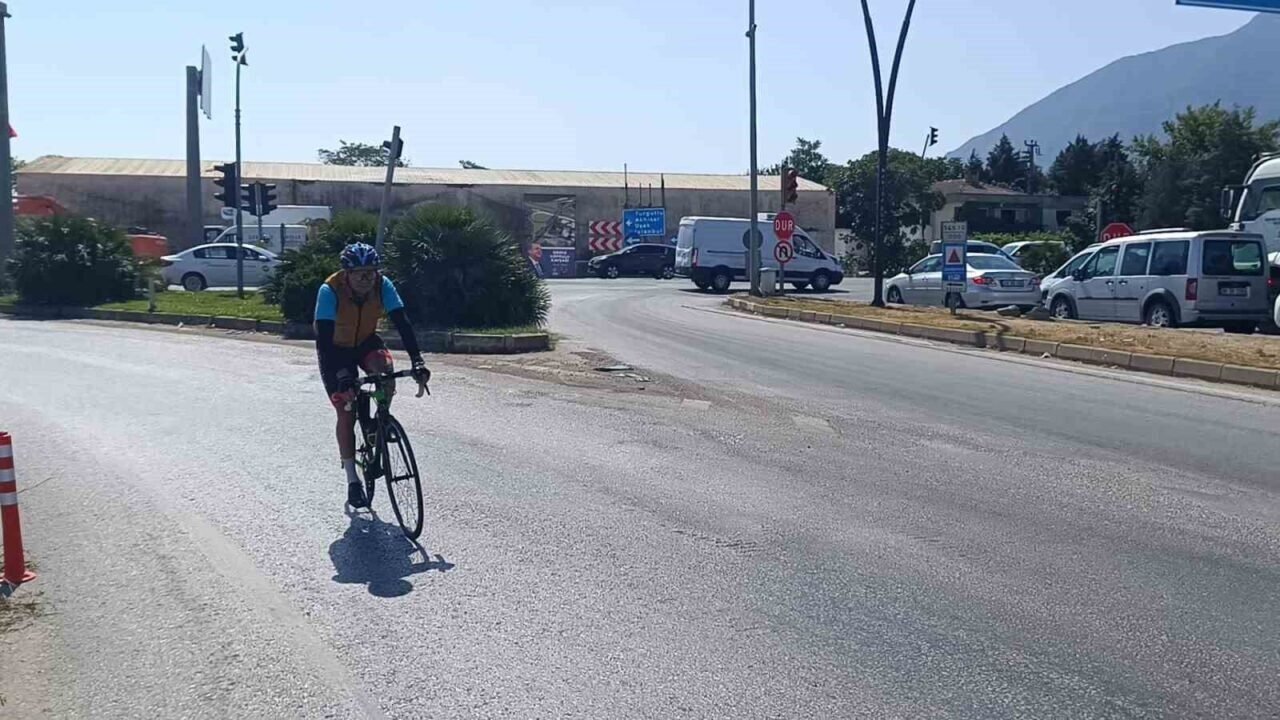 Manisalı Bisikletçi Ferdi Zeyrek için pedal çevirdi