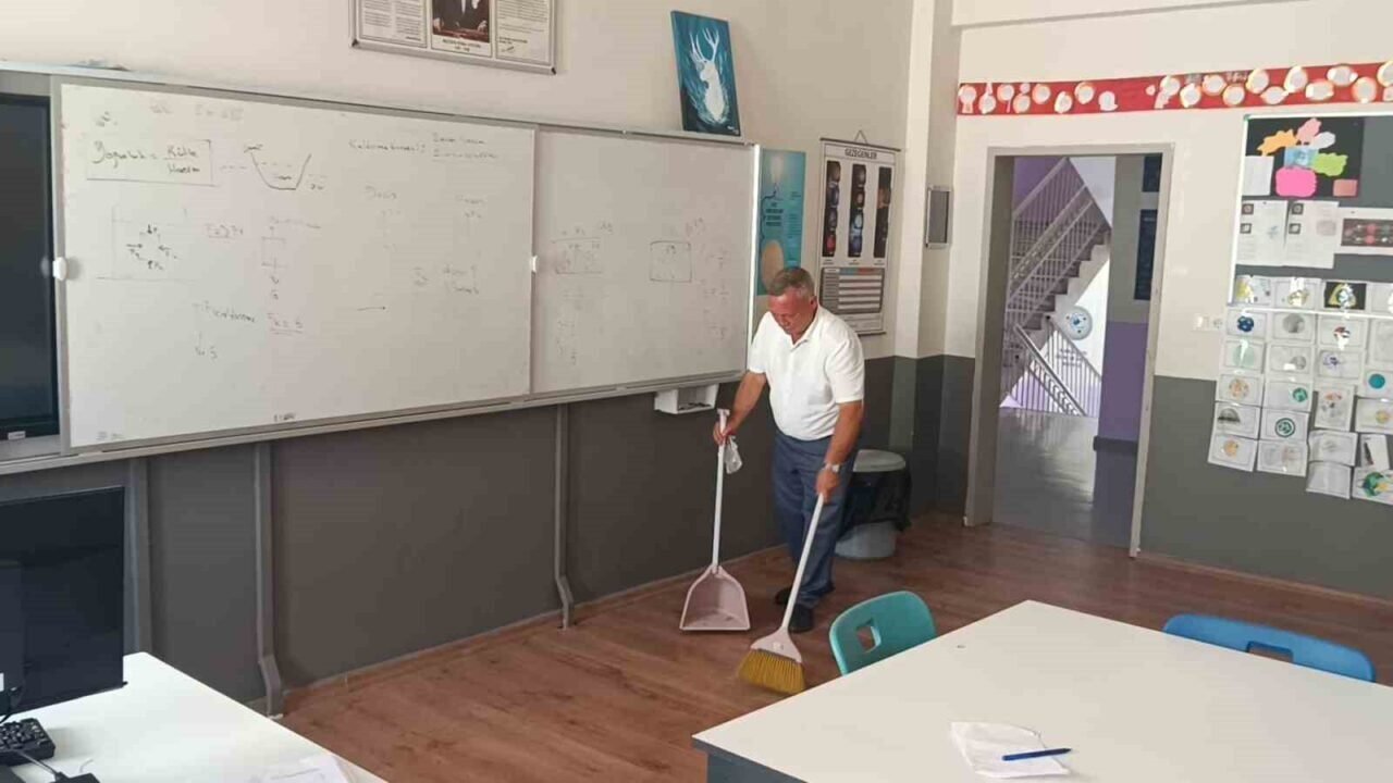 Manisa’nın ’Hademe Ressamı’ gençlere ilham veriyor