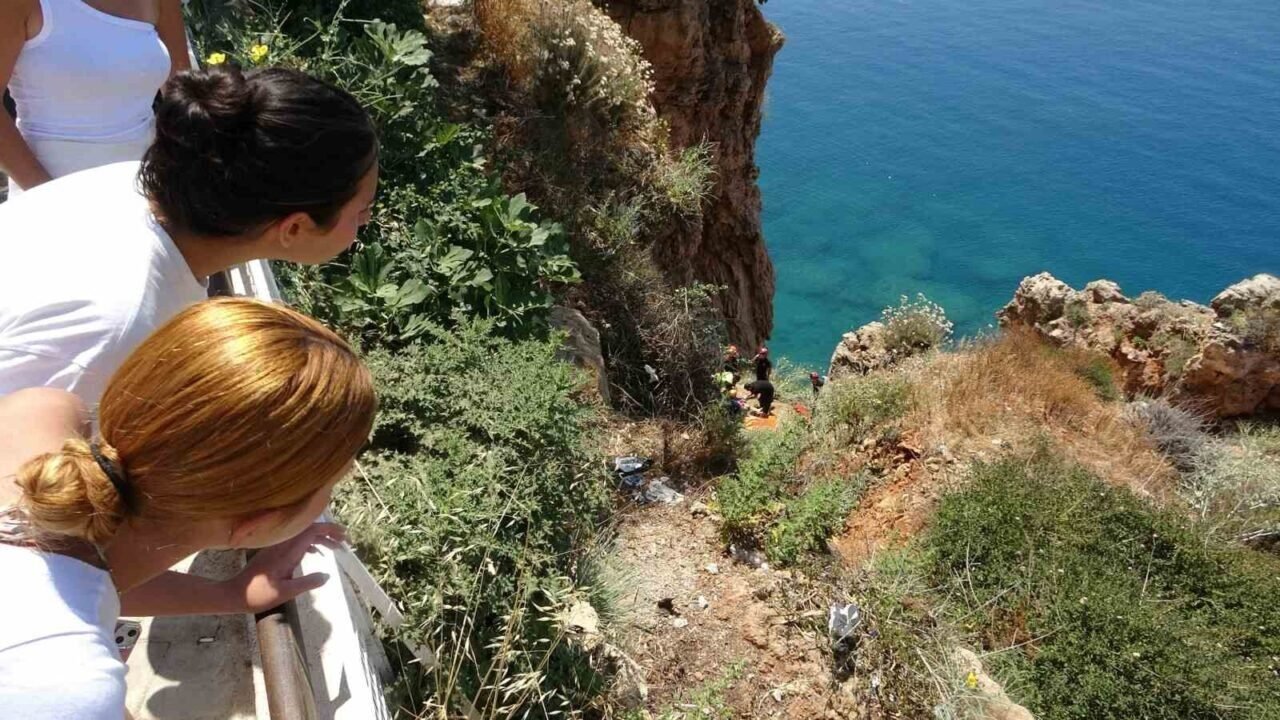 Manzara izlemek için falezlere inmek isteyen kadın turist ölümden döndü