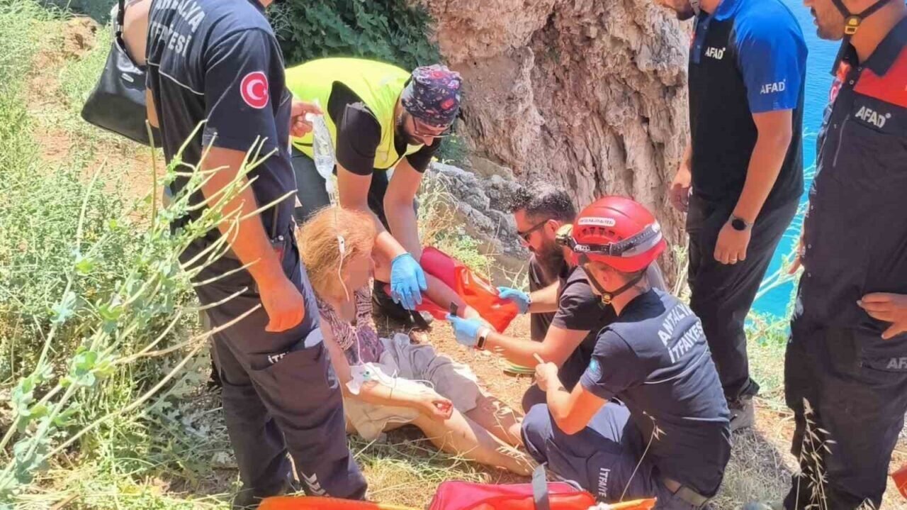 Manzara izlemek için falezlere inmek isteyen kadın turist ölümden döndü