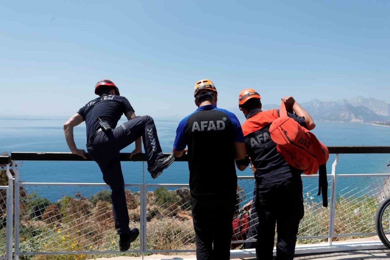 Manzara izlemek için falezlere inmek isteyen kadın turist ölümden döndü