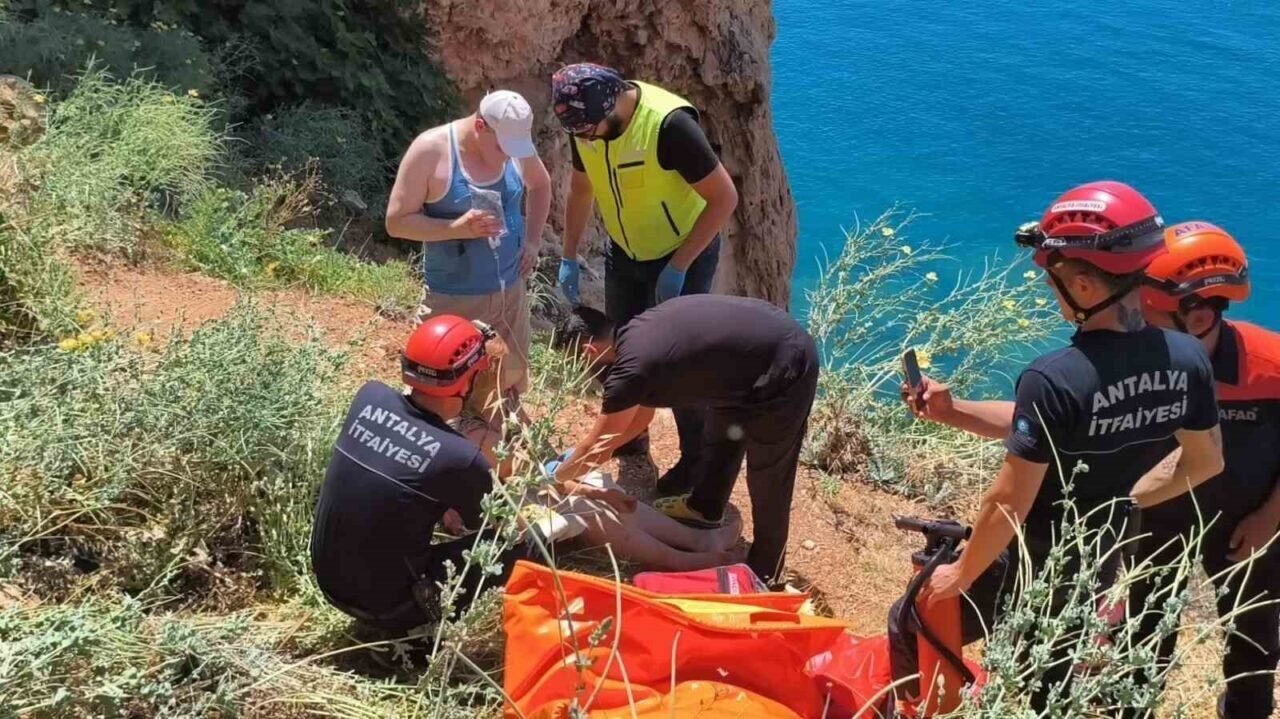 Manzara izlemek için falezlere inmek isteyen kadın turist ölümden döndü