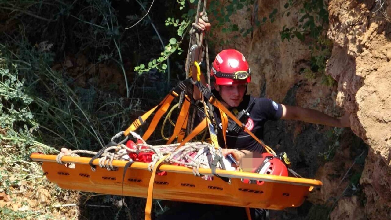 Manzara izlemek için falezlere inmek isteyen kadın turist ölümden döndü