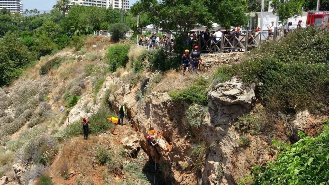 Manzara izlemek için falezlere inmek isteyen kadın turist ölümden döndü
