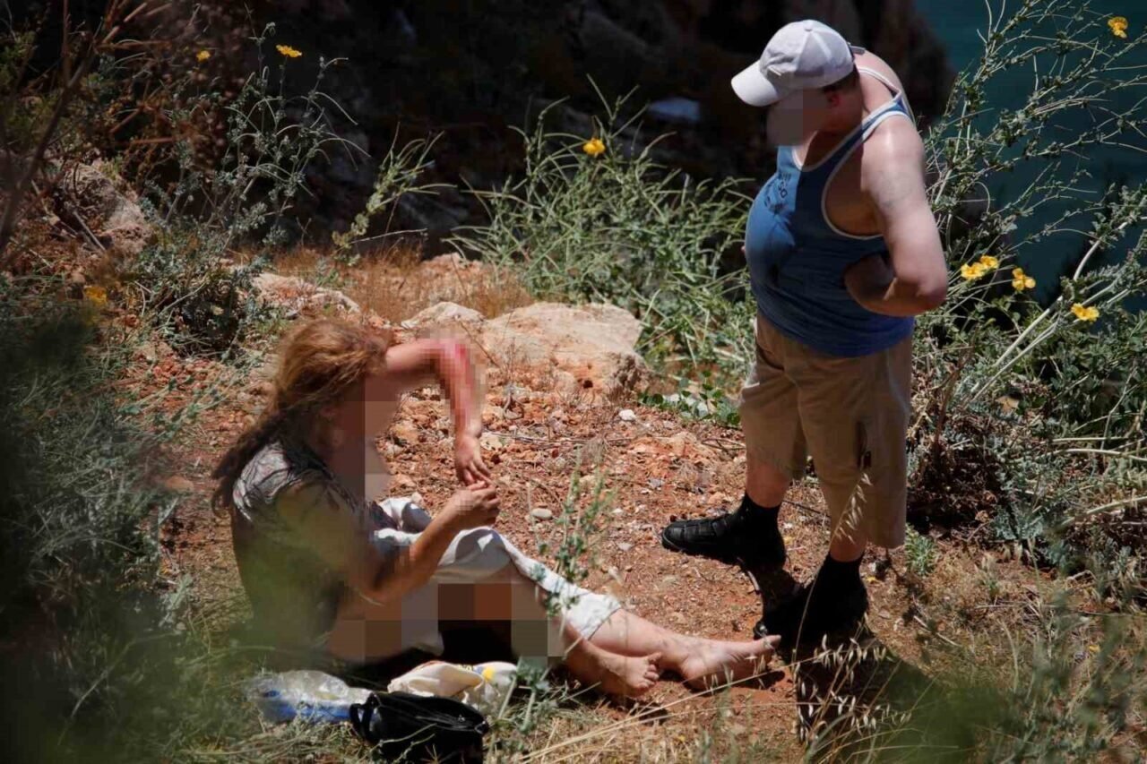 Manzara izlemek için falezlere inmek isteyen kadın turist ölümden döndü