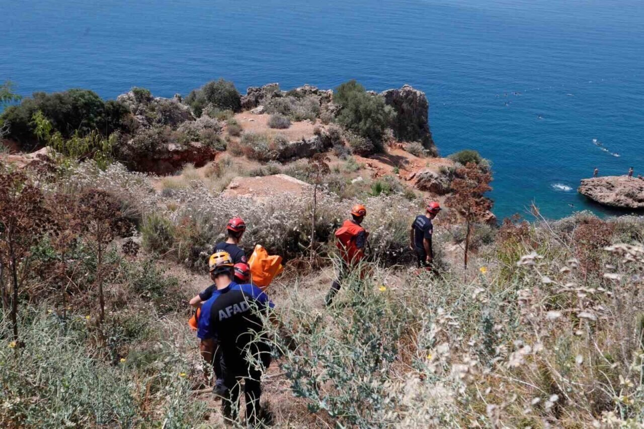 Manzara izlemek için falezlere inmek isteyen kadın turist ölümden döndü