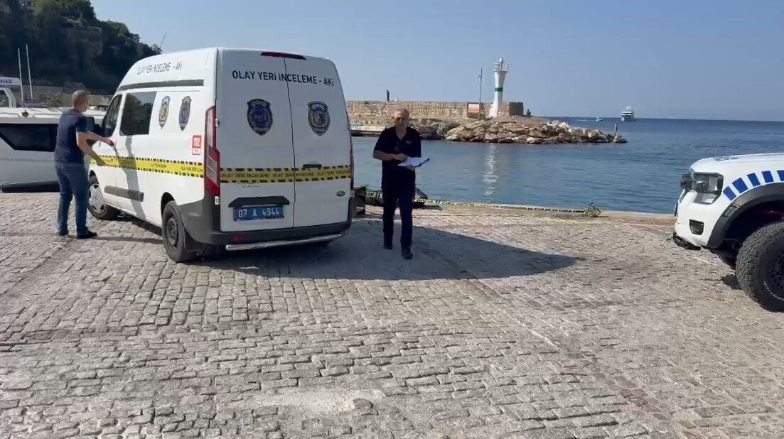 Manzara izleyen vatandaşlar fark etti, denizde erkek cesedi bulundu