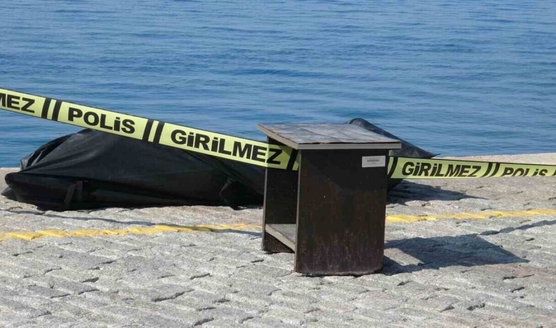 Antalya’da falezlerin denizle buluştuğu noktadan yaklaşık 100 metre açıkta 40-45