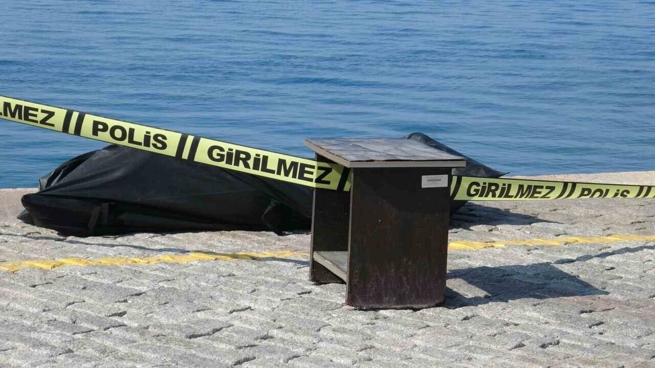 Manzara izleyen vatandaşlar fark etti, denizde erkek cesedi bulundu Manzara izleyen vatandaşlar fark etti, denizde erkek cesedi bulundu