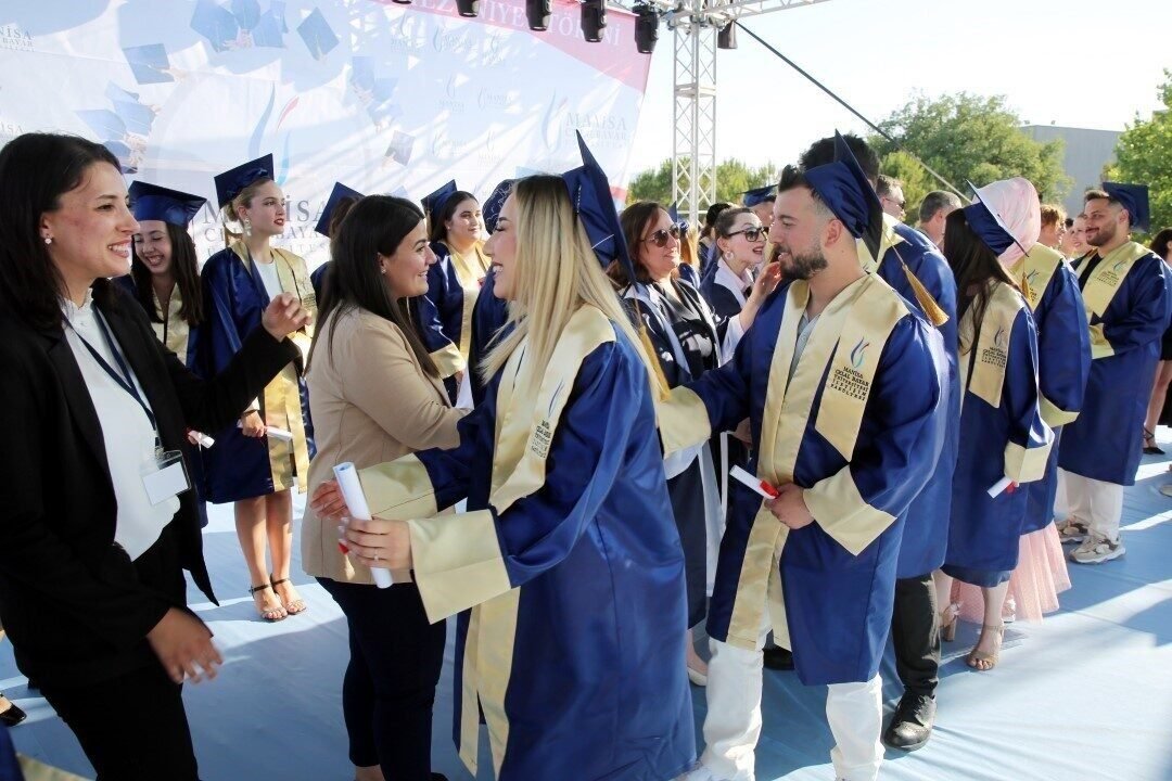 MCBÜ İletişim Fakülteli genç mezunlar hayata hazır