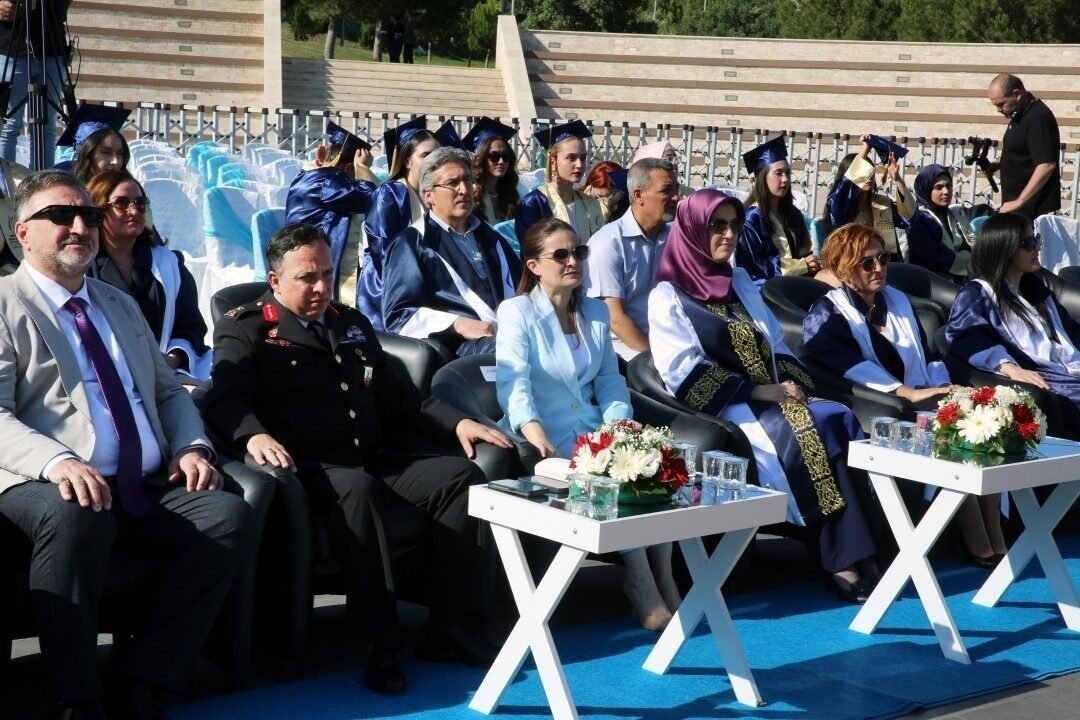 MCBÜ İletişim Fakülteli genç mezunlar hayata hazır