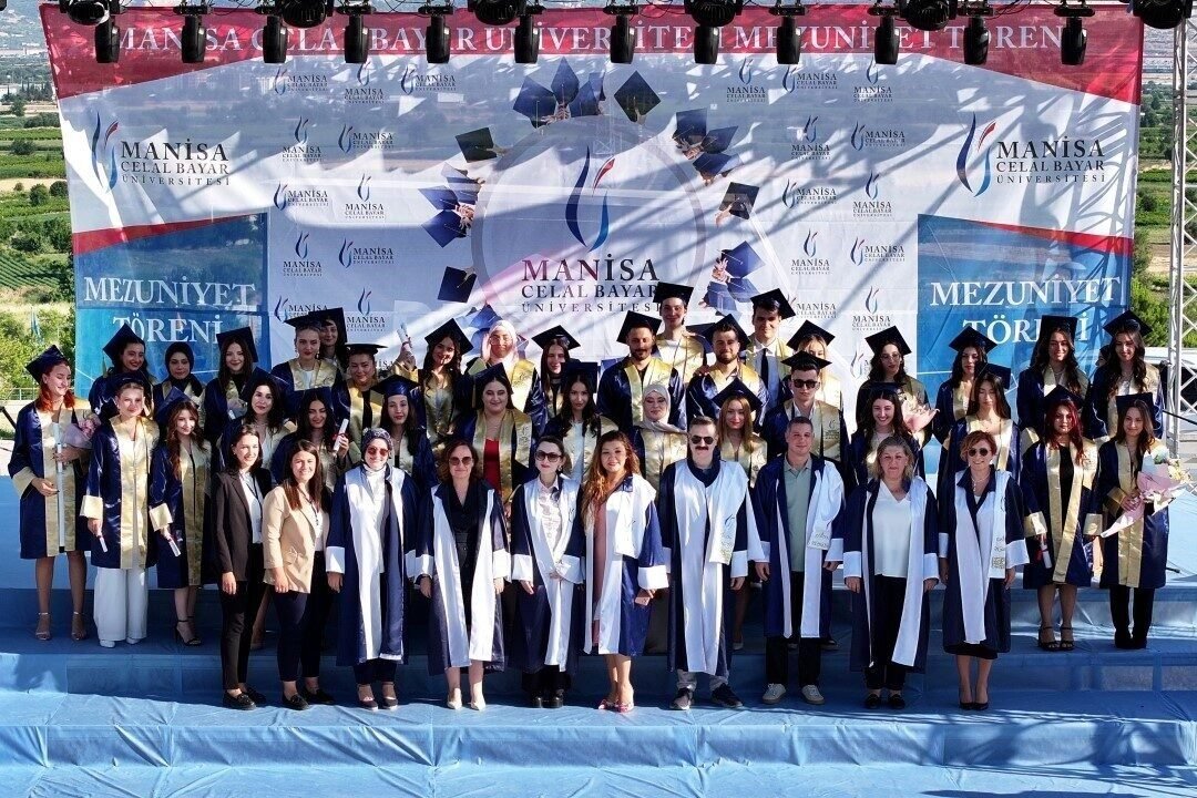 MCBÜ İletişim Fakülteli genç mezunlar hayata hazır MCBÜ İletişim Fakülteli genç mezunlar hayata hazır