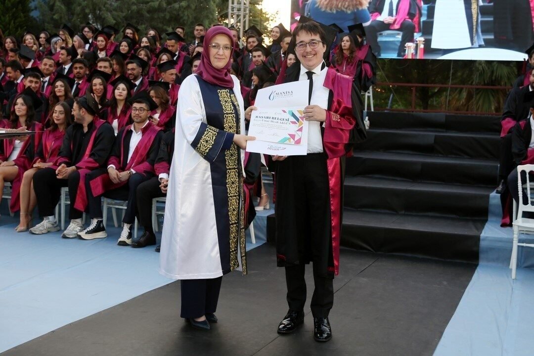 MCBÜ Tıp Fakülteli genç hekimler sağlık ordusuna katıldı