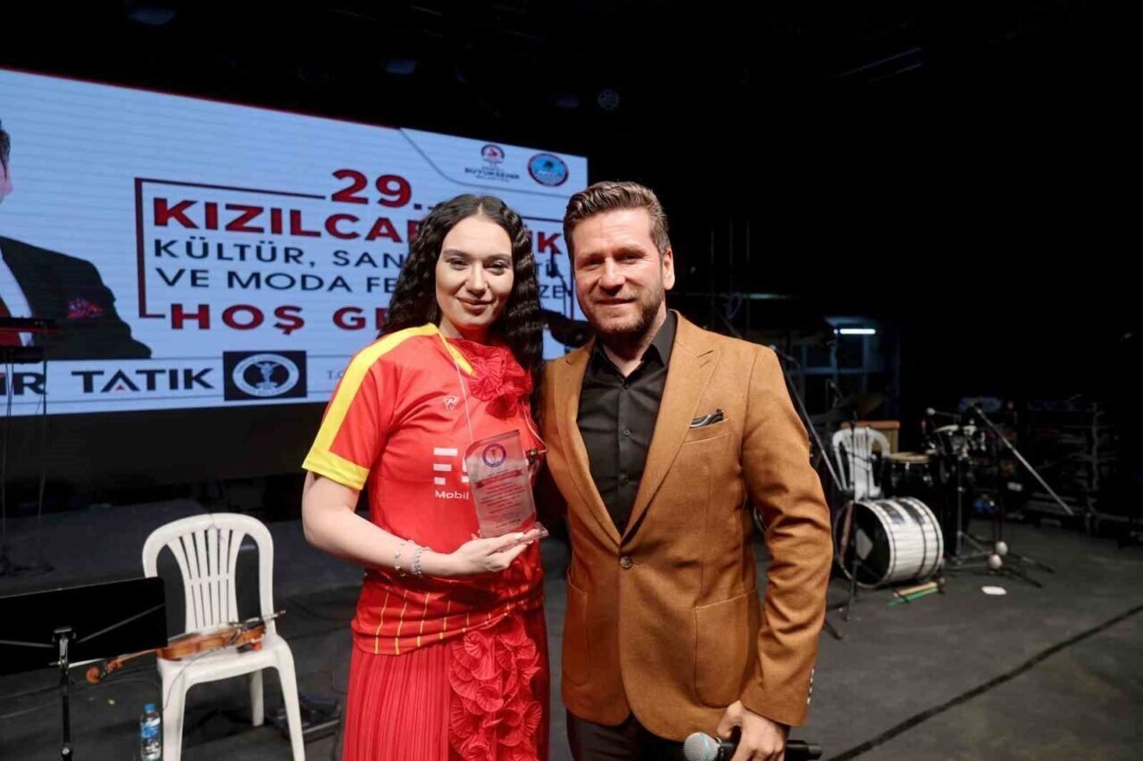 Meltem Leylekoğlu, Tavas’ta hayranlarıyla buluştu Meltem Leylekoğlu, Tavas’ta hayranlarıyla buluştu