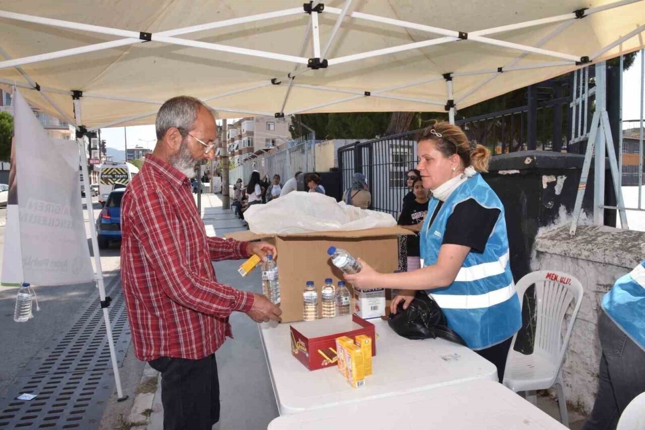Menemen Belediyesi öğrenci ve velileri yalnız bırakmadı