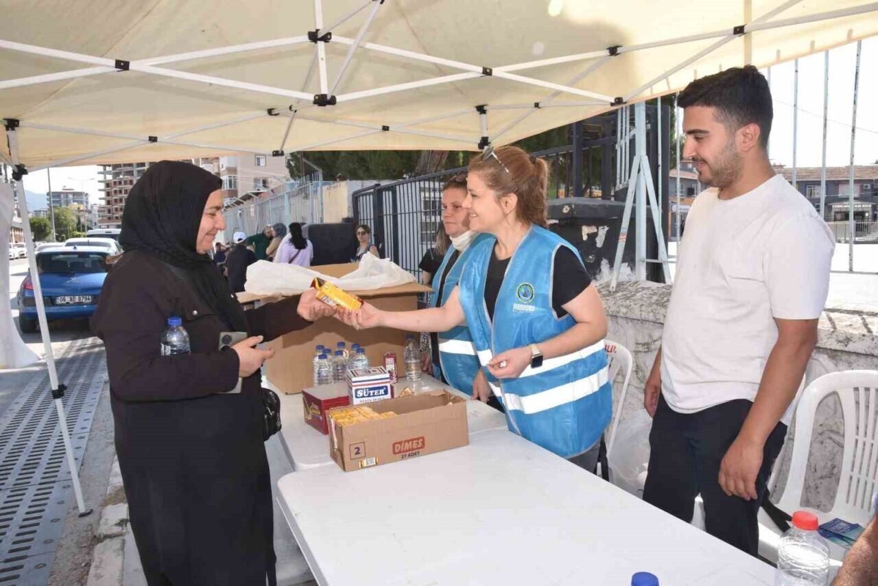 Menemen Belediyesi öğrenci ve velileri yalnız bırakmadı