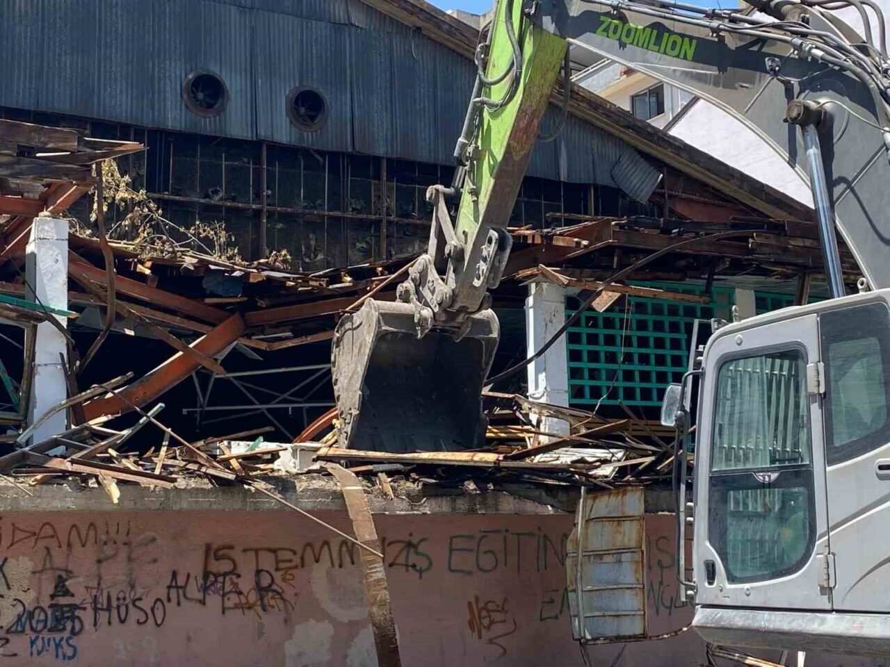 Mimarlardan büyükşehre tepki; "Denizli’ye sormadan 69 yıllık tarihi yok ettiniz"