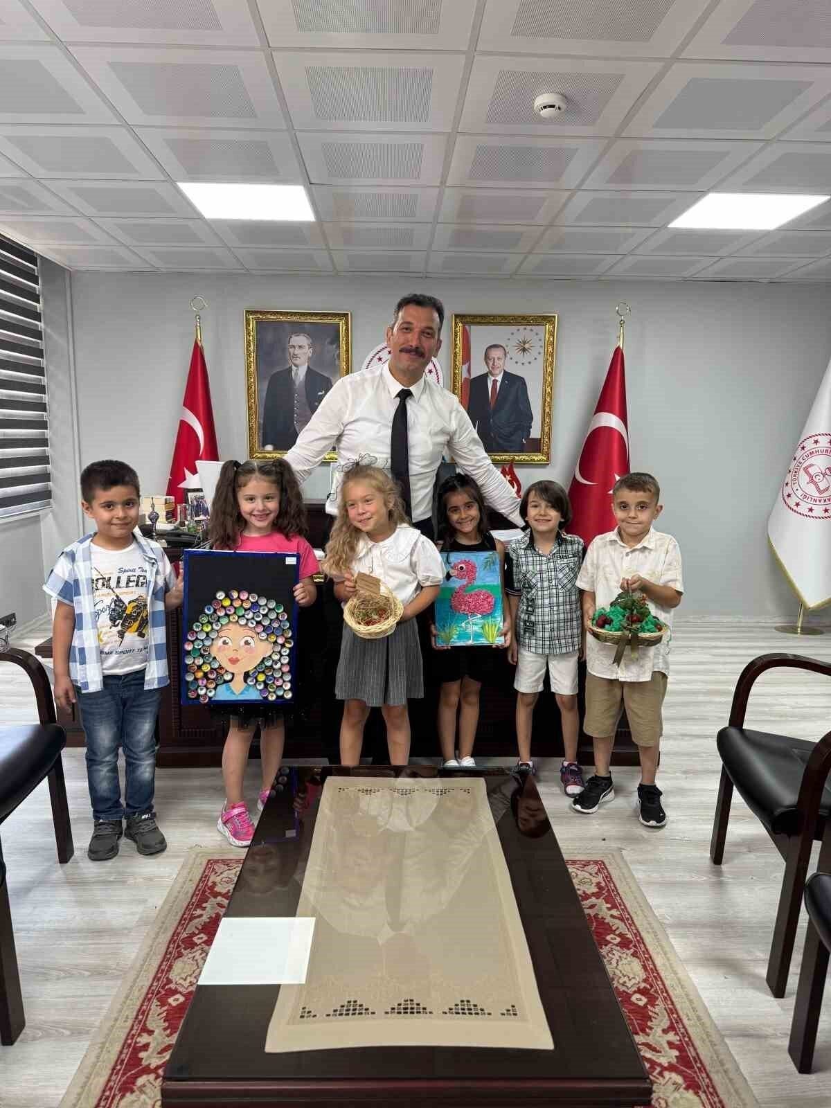 Minik çiftçiler ilk hasatlarını yaptı