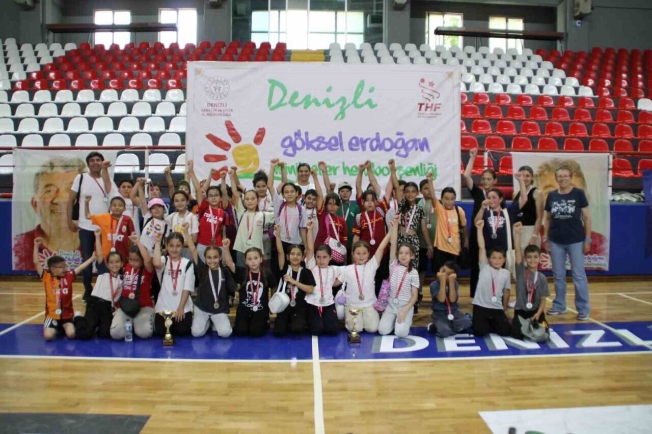 Minik Eller Hentbol Şenliğinde ödüller sahiplerini buldu