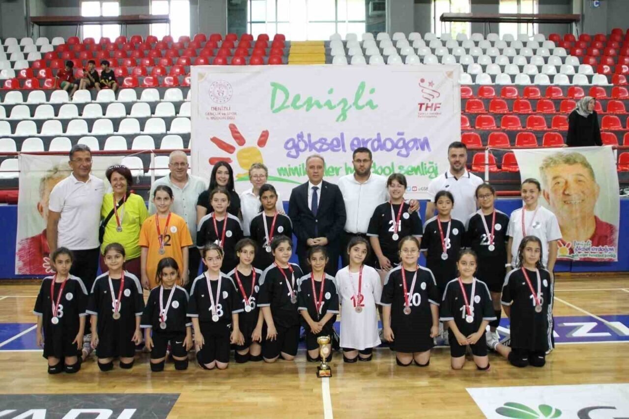 Minik Eller Hentbol Şenliğinde ödüller sahiplerini buldu