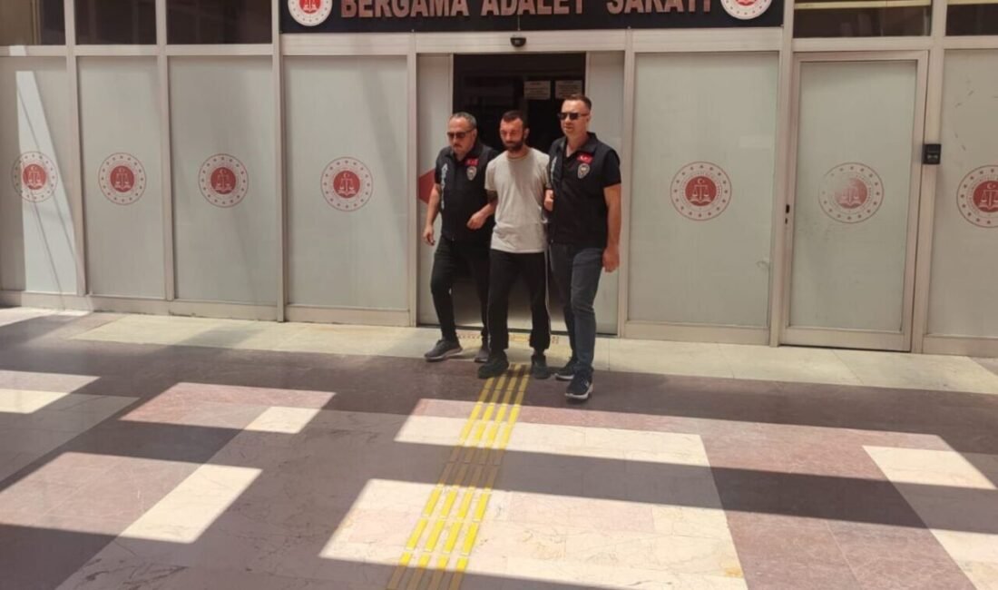 Mısır tarlasına gizlenen uyuşturucu taciri yakalandı İzmir’in Bergama ilçesinde mısır tarlasına saklanan uyuşturucu taciri, polisin dikkati