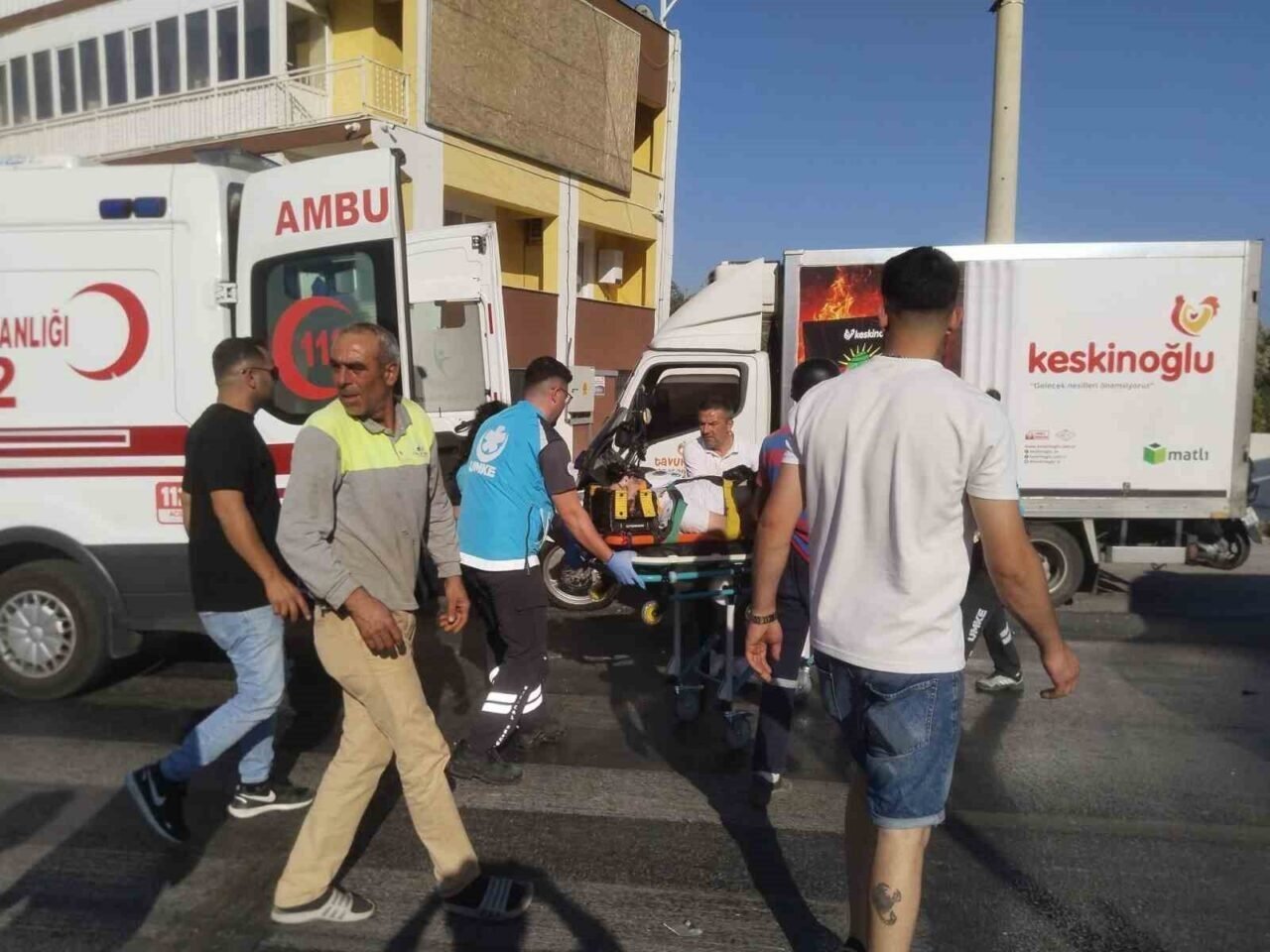 Motosiklet sürücüsü metrelerce sürüklendi