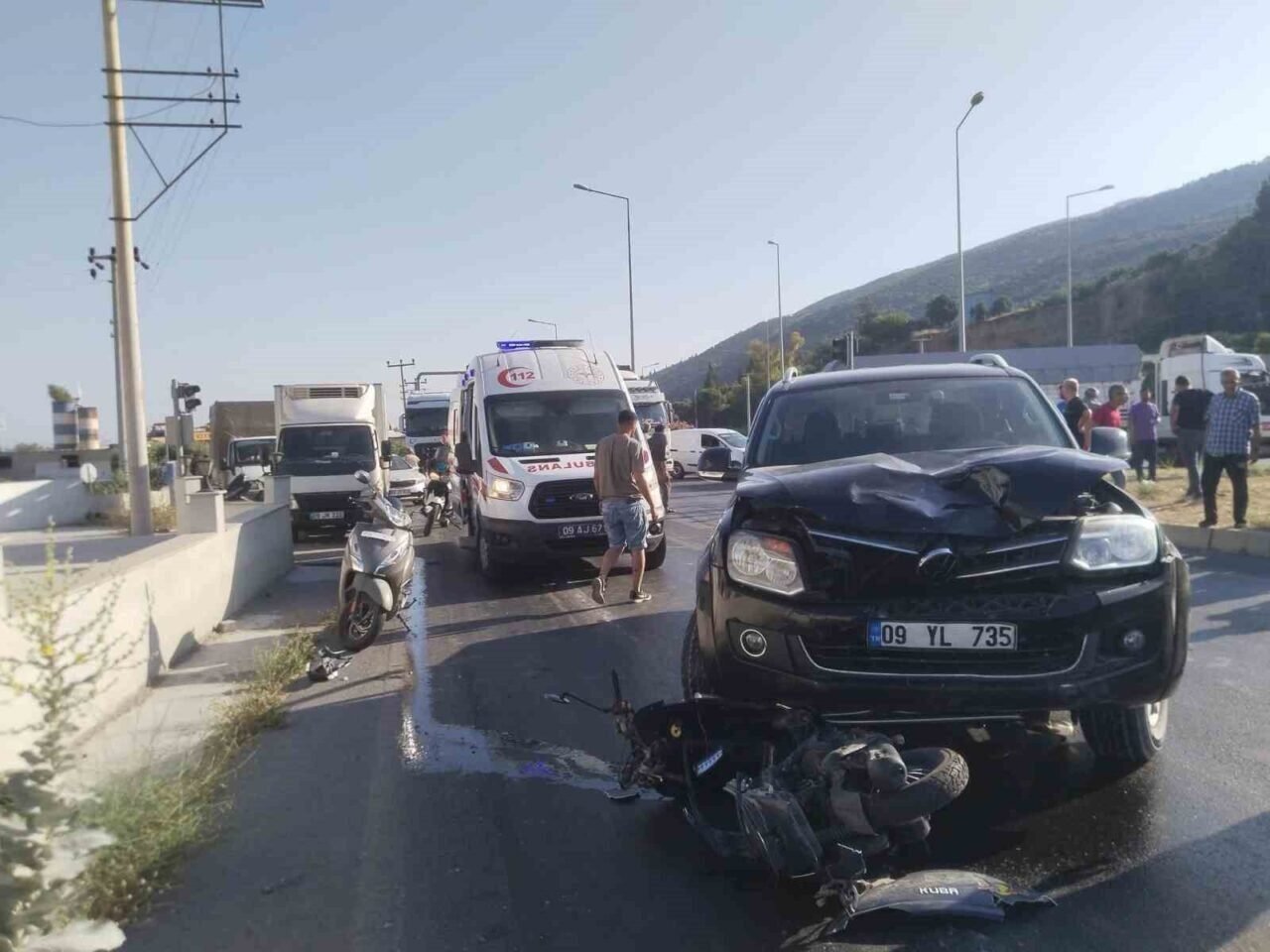 Motosiklet sürücüsü metrelerce sürüklendi