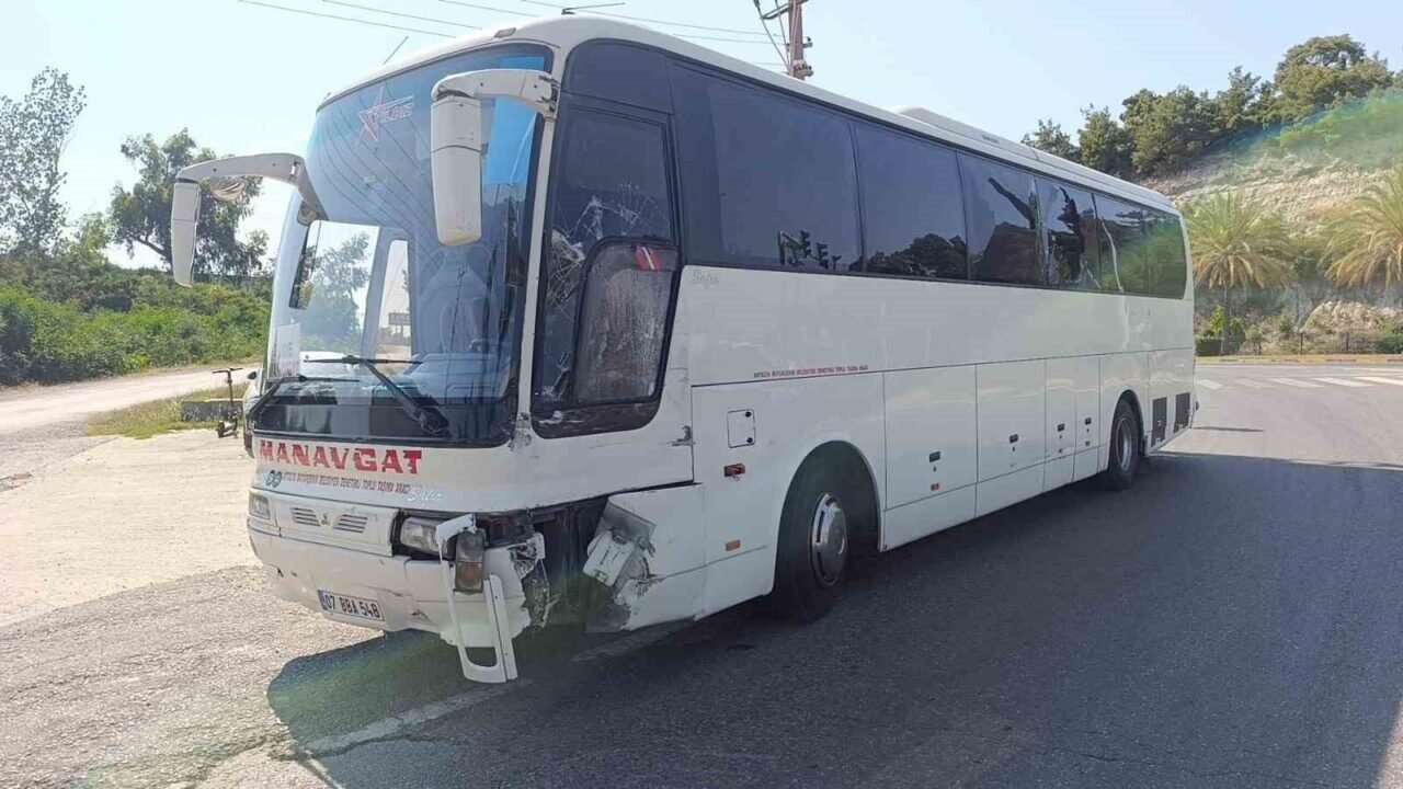 Nakliye kamyonu ile otobüs çarpıştı: 1 yaralı