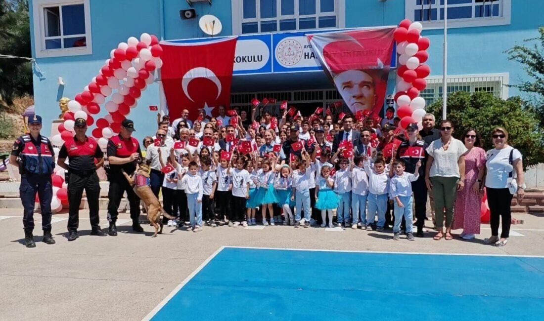 Aydın’ın Nazilli ilçesinde 2024-2025 eğitim-öğretim yılı düzenlenen karne törenleri ile