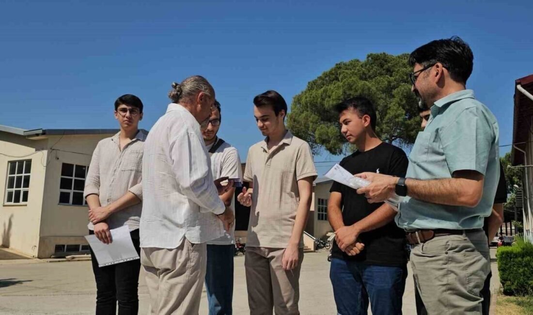 Aydın’ın Nazilli ilçesinde karne töreninde çifte mutluluk yaşandı. Derslere kesintisiz