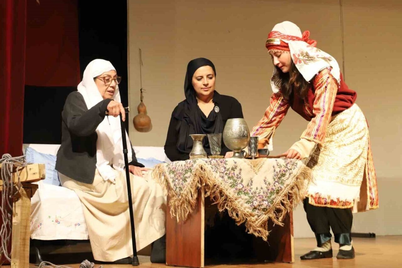 Nazilli’de tiyatro oyununa ilgi yoğun oldu