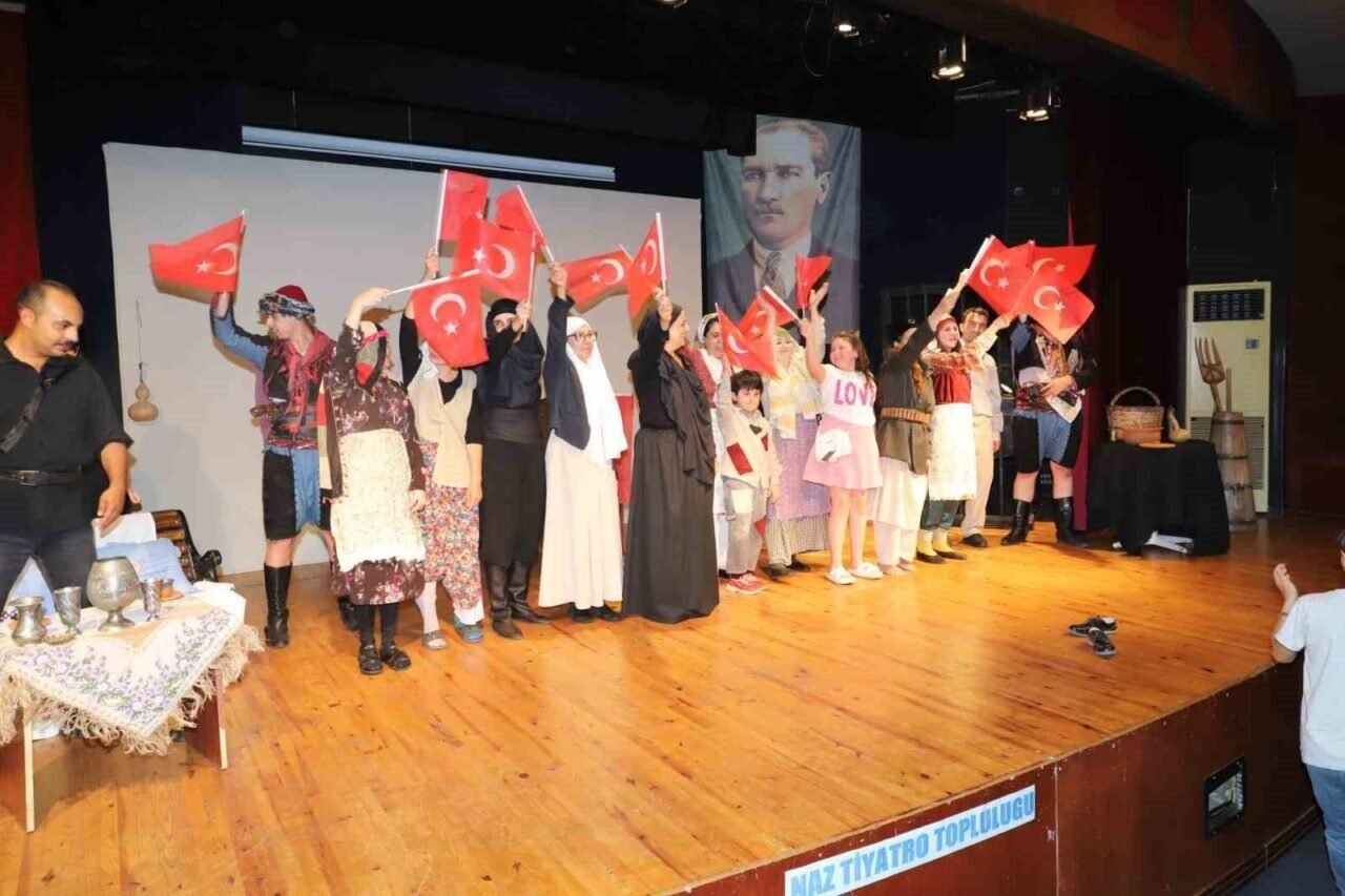 Nazilli’de tiyatro oyununa ilgi yoğun oldu