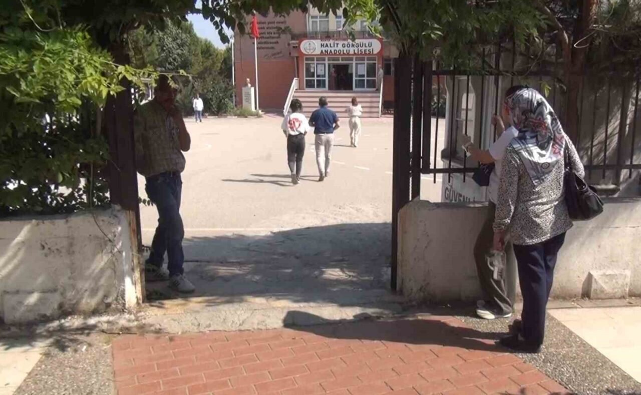 Nüfus cüzdanını unutan adaya saniyelerle yetişen umut Nüfus cüzdanını unutan adaya saniyelerle yetişen umut