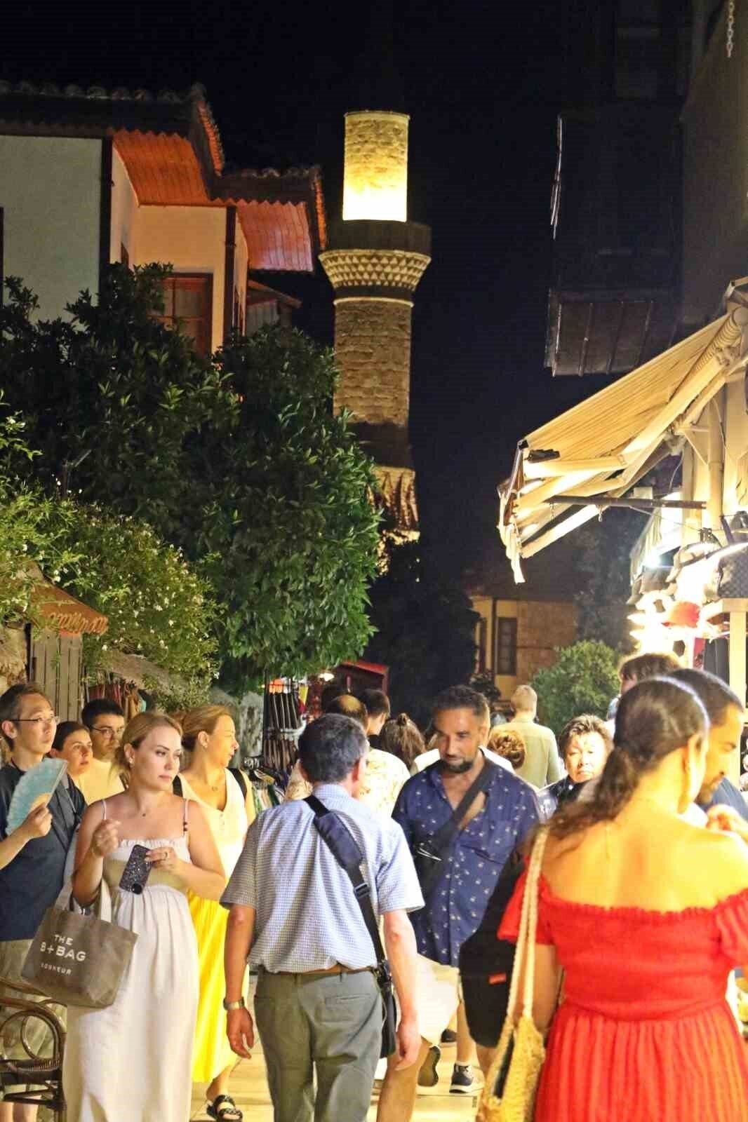 Nüfusu gündüz 82, gece 10 bin