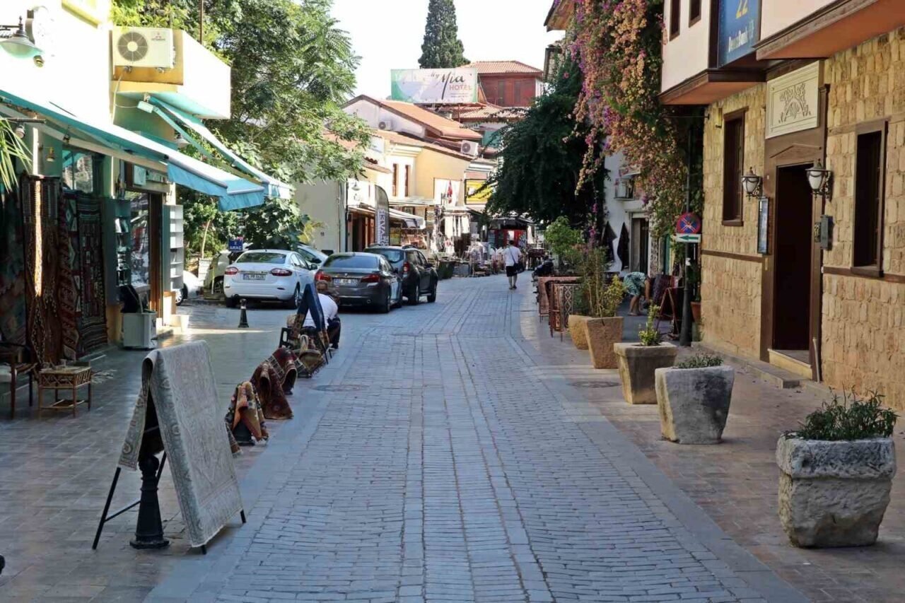 Nüfusu gündüz 82, gece 10 bin