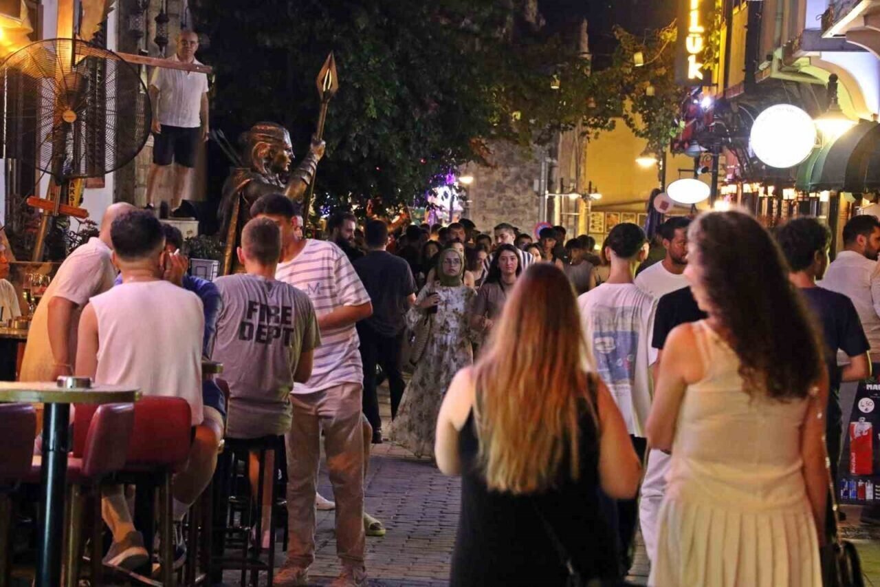 Nüfusu gündüz 82, gece 10 bin