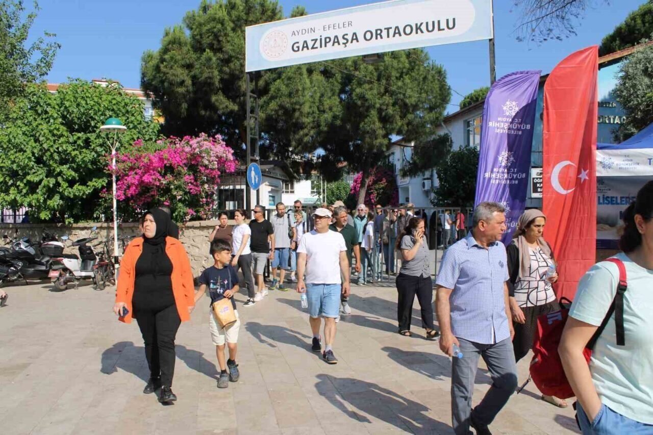 Öğrenciler sınavda veliler dışarıda ter döktü