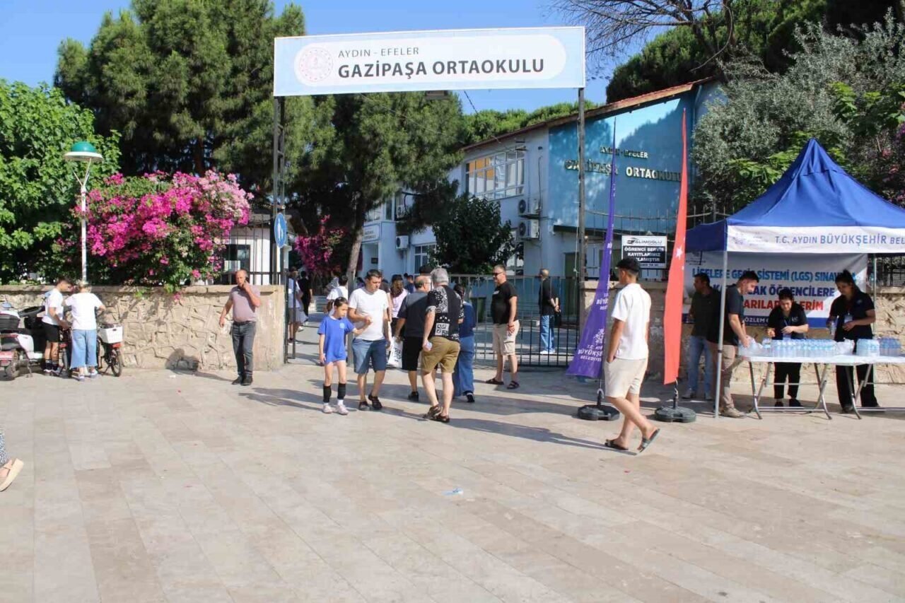 Öğrenciler sınavda veliler dışarıda ter döktü