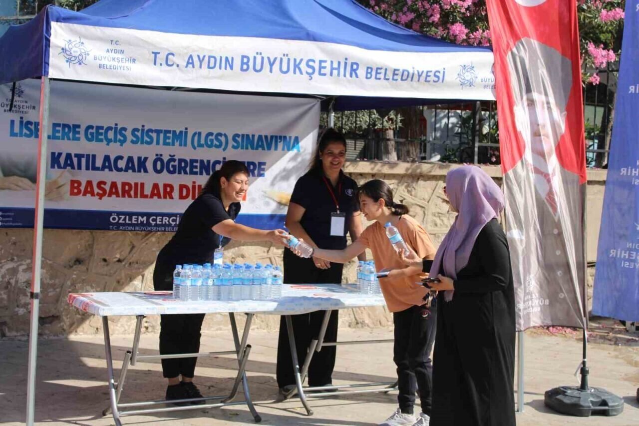 Öğrenciler sınavda veliler dışarıda ter döktü