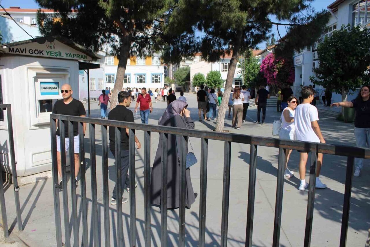 Öğrenciler sınavda veliler dışarıda ter döktü