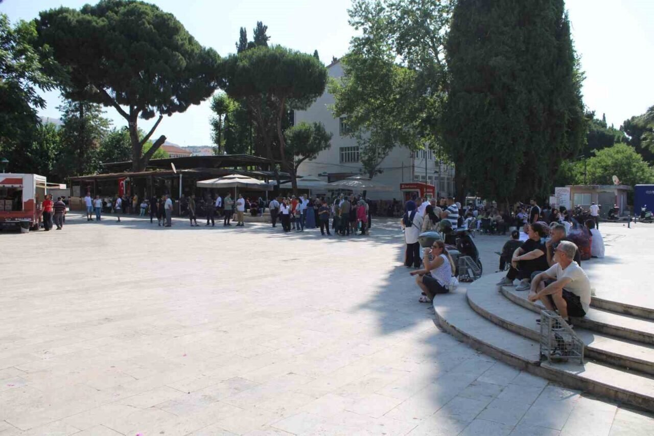 Öğrenciler sınavda veliler dışarıda ter döktü