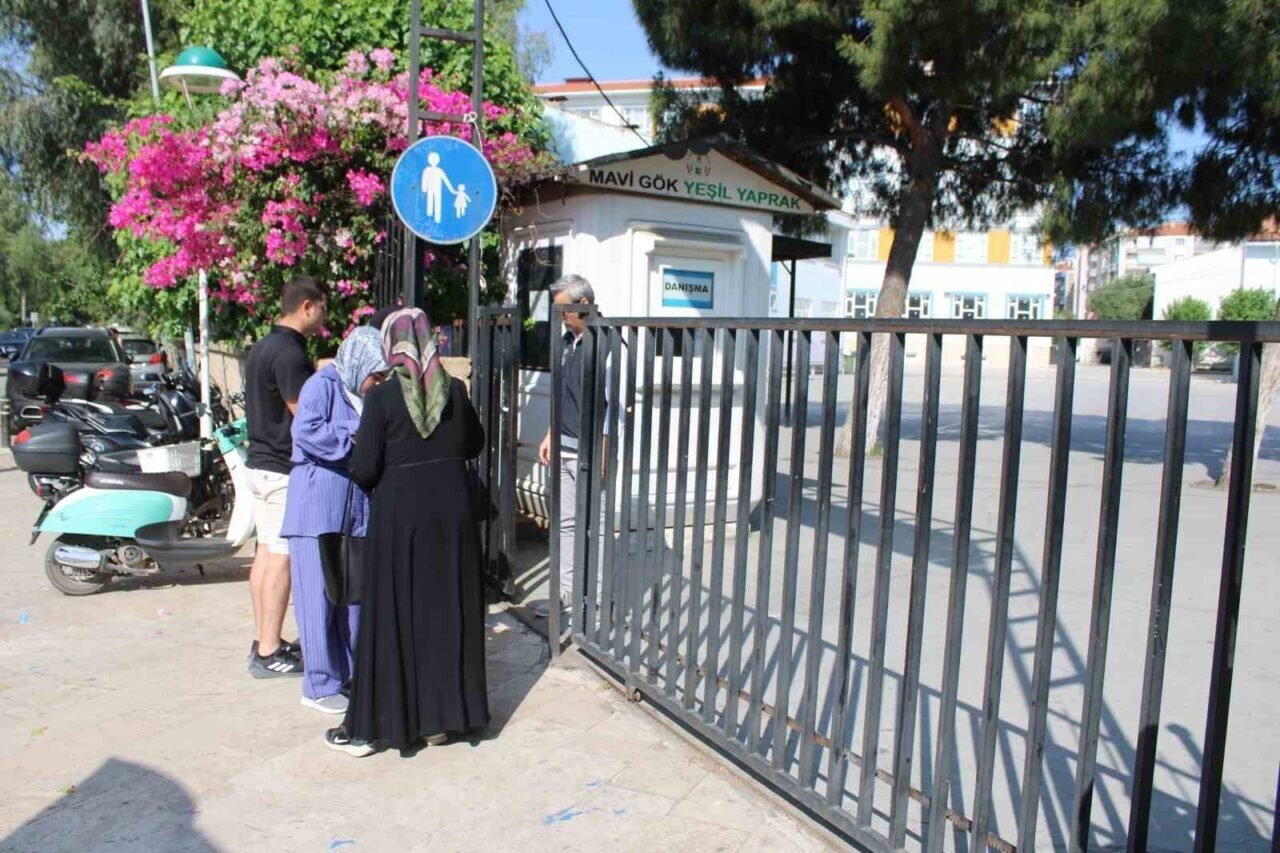 Öğrenciler sınavda veliler dışarıda ter döktü