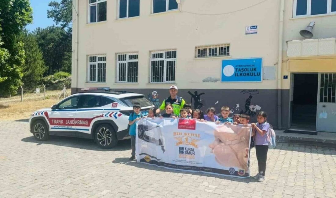 Aydın’ın Kuyucak ilçesinde öğrencilere jandarma ekipleri tarafından trafik kuralları anlatıldı.