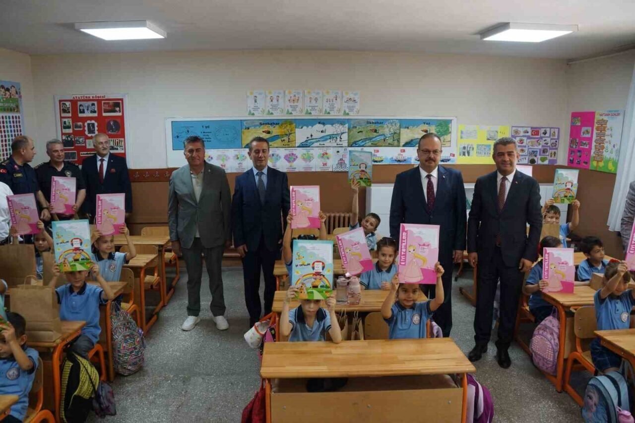 Öğrencilerin karnelerini Vali Canbolat verdi