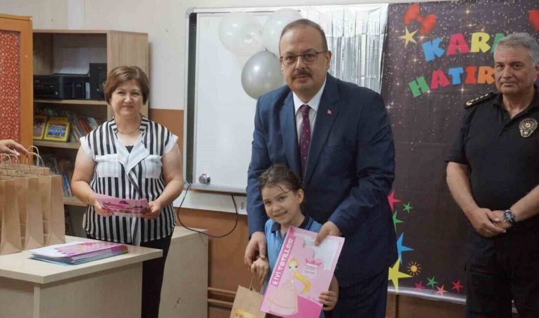 Aydın’da 188 bin 623 öğrenci karne sevinci yaşarken, düzenlenen törende