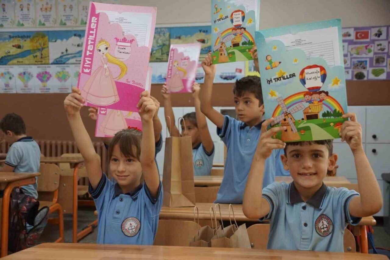 Öğrencilerin karnelerini Vali Canbolat verdi