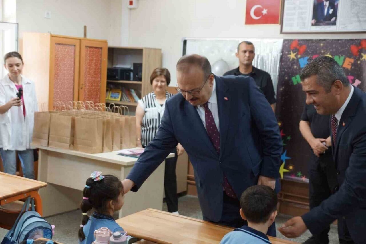 Öğrencilerin karnelerini Vali Canbolat verdi