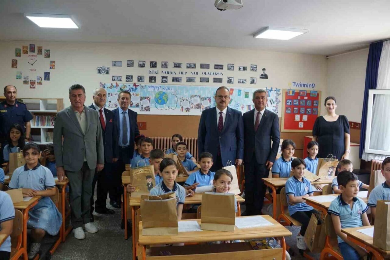 Öğrencilerin karnelerini Vali Canbolat verdi